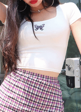 [한정수량] 나비 자수 스퀘어넥 슬림핏 크롭 티셔츠